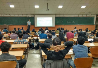 نگرشهای صحیح را با توجه به زیست بوم، در اختیار دانشجویان قرار دهیم